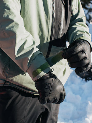 
                  
                    Load image into Gallery viewer, BURTON AK GORE-TEX CLUTCH LEATHER SNOWBOARD GLOVE - TRUE BLACK - 2026
                  
                