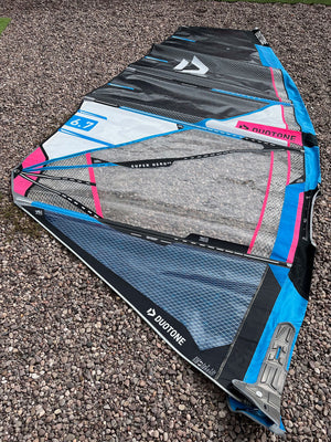 
                  
                    Load image into Gallery viewer, 2019 Duotone Super Hero HD 6.7 m2 Used windsurfing sails
                  
                