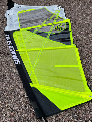 
                  
                    Load image into Gallery viewer, 2017 Simmer Black Tip 4.2 m2 Used windsurfing sails
                  
                