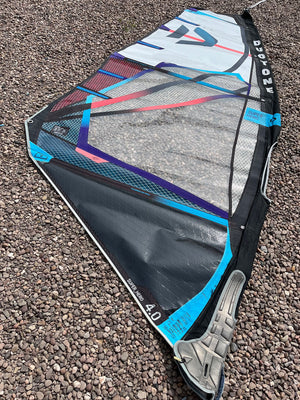 
                  
                    Load image into Gallery viewer, 2022 Duotone Super Hero 4.0 m2 white /turquoise foot panel Used windsurfing sails
                  
                